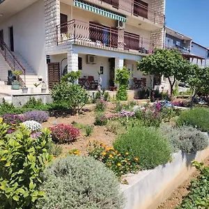 apartments-tomas-trogir.hotels-in-trogir.com/